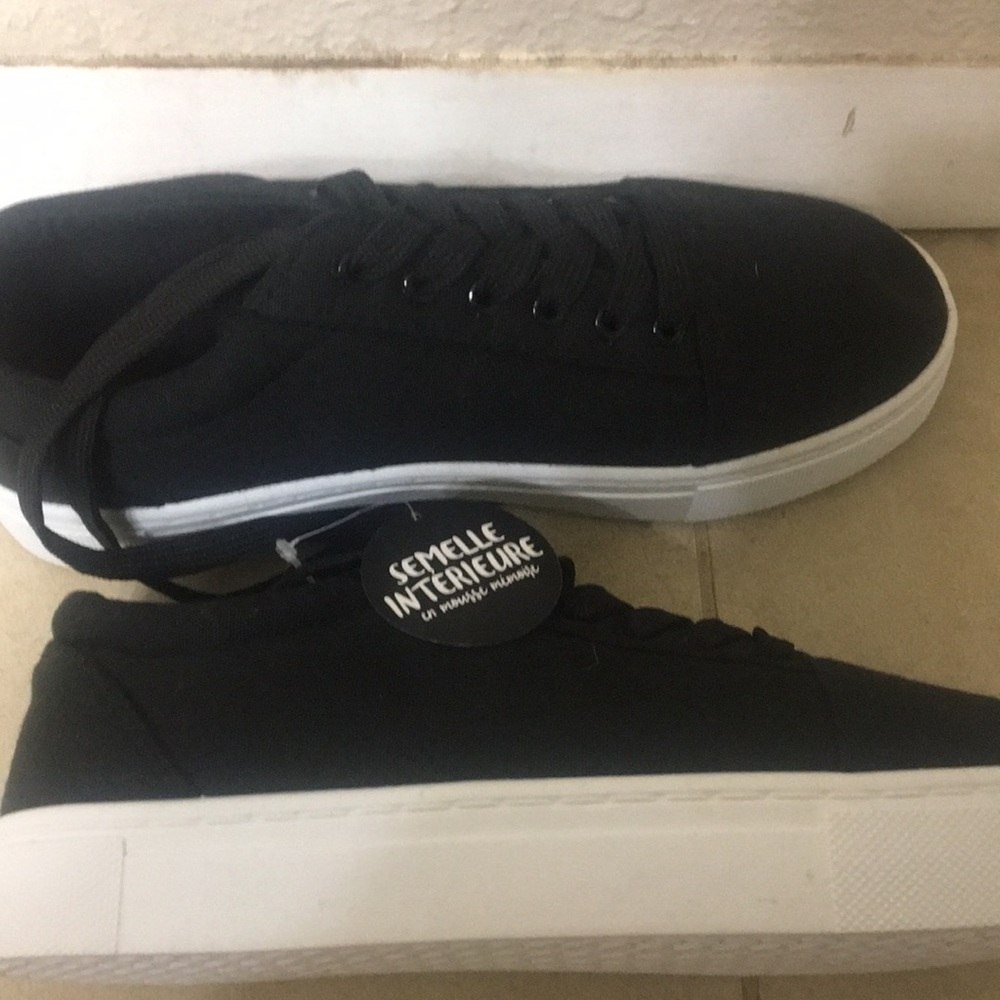 Cute sneakers never worn once because they were to big they still have tags